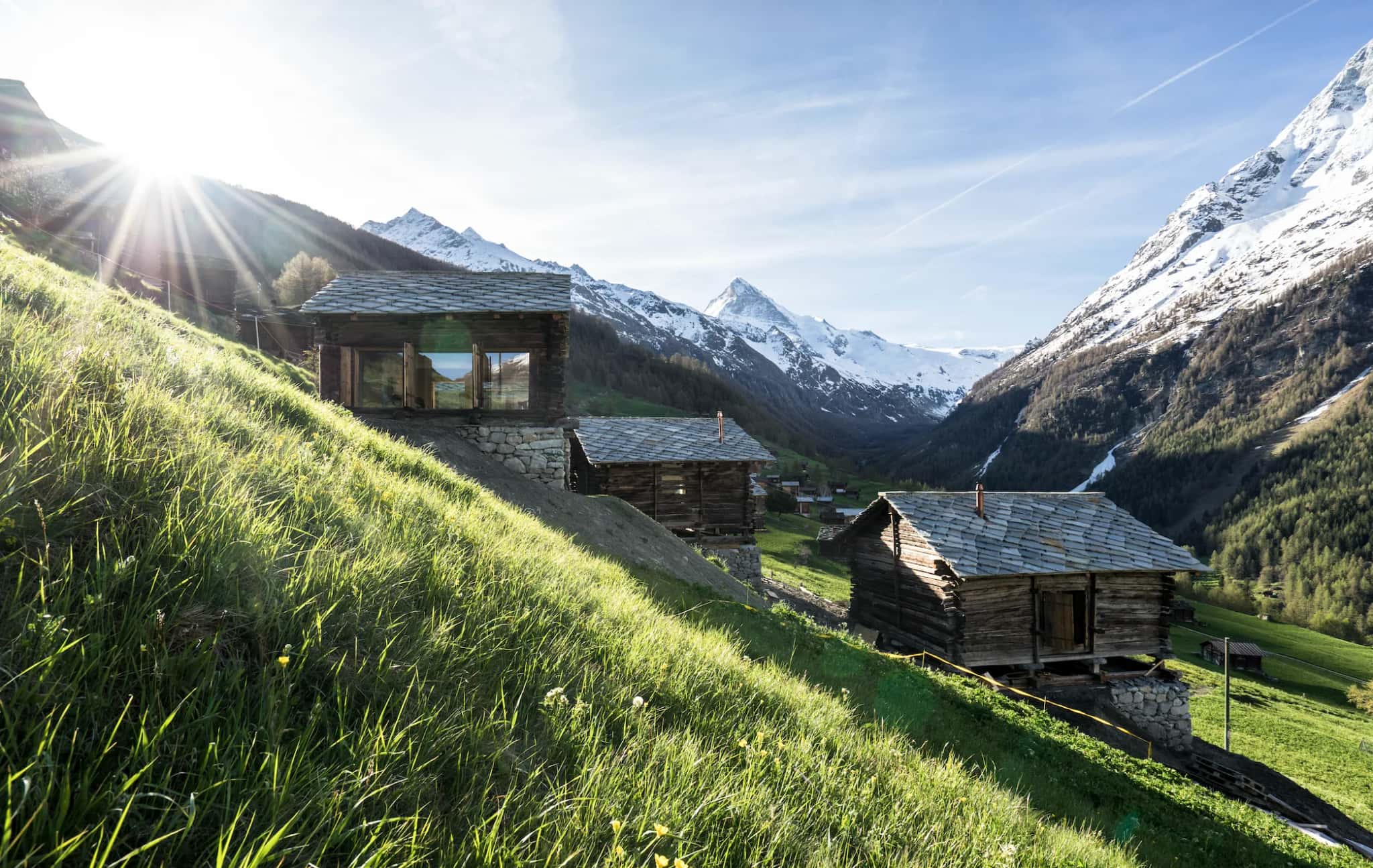 Hébergement insolite en Valais : mayens et chalets historiques à louer